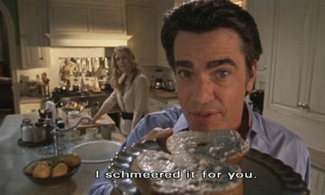 Peter Gallagher som sin <span class=" italic" data-lab-italic_desktop="italic">O.C.</span>-karaktär Sandy Cohen när han precis har brett en bagel. sandy cohen säger repliken ”jag har brett den åt dig” i o.c.
