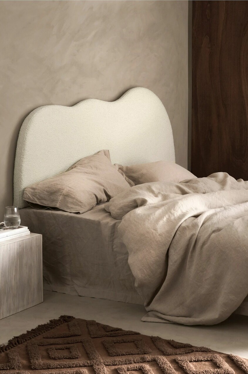 sänggave med böljande form från Ellos Home