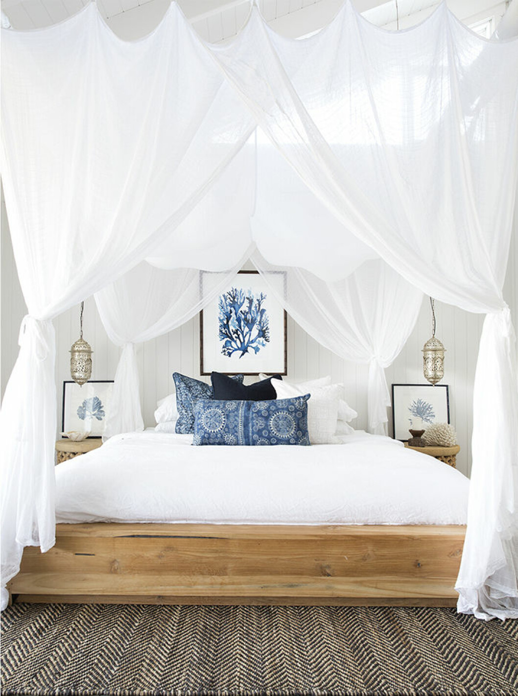 Foto via: <a href="http://coastal-style.blogspot.se/2016/09/mood-indigo_32.html" target="_blank" rel="noopener">Coastal Style</a> Sänghimmel som passar sänggavel