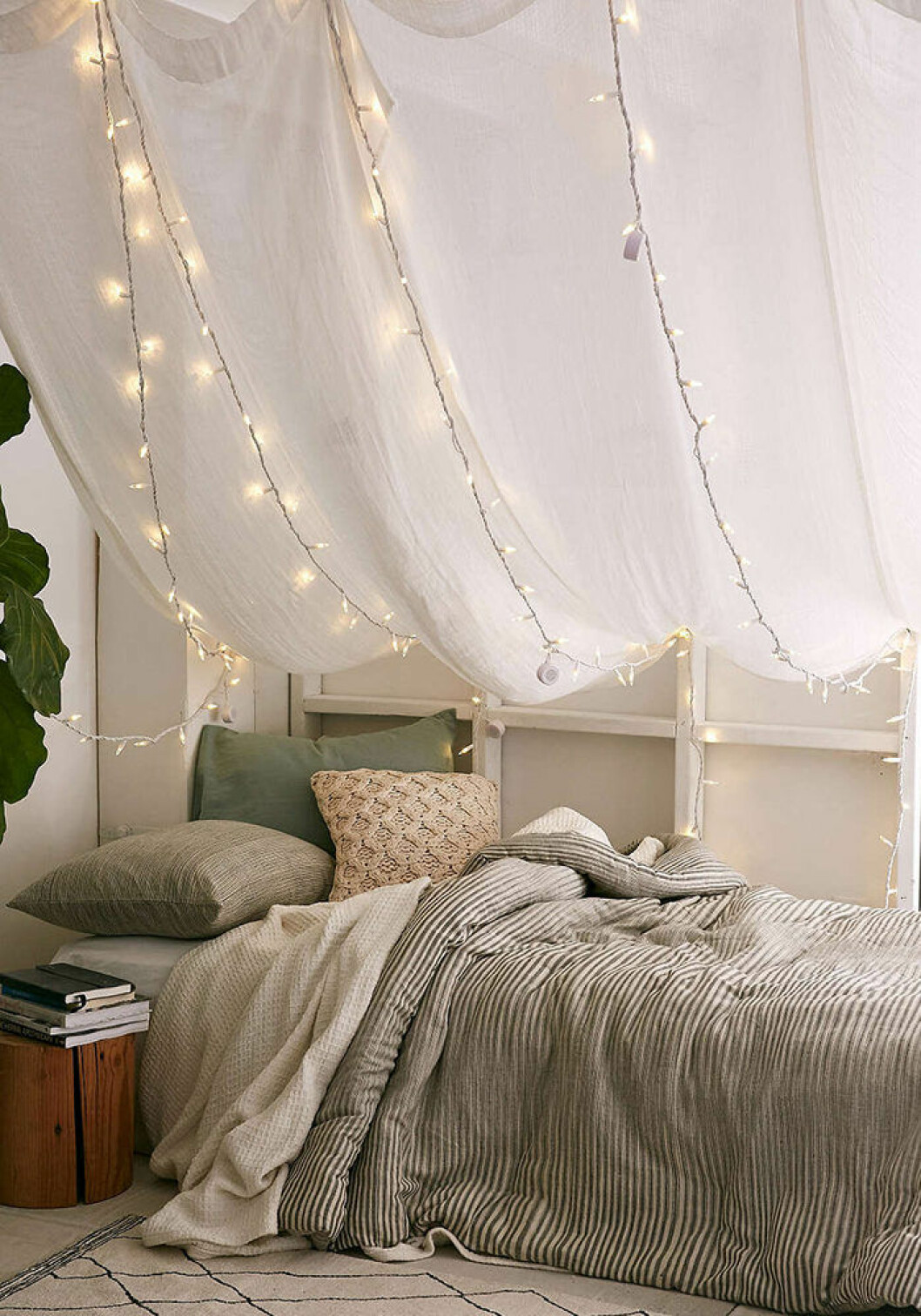 Foto: Urban Outfitters Sänghimmel med belysning