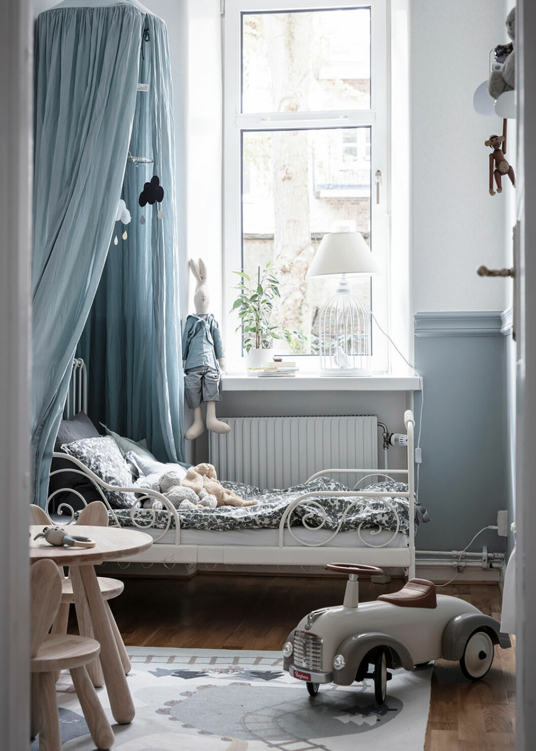 Foto: Anders Bergstedt Styling: Livindeco för <a href="https://www.instagram.com/entrancemakleri/?hl=sv" target="_blank" rel="noopener">Entrance</a>/mäklare: Jessica Fridstedt Barnrum med sänghimmel i blått