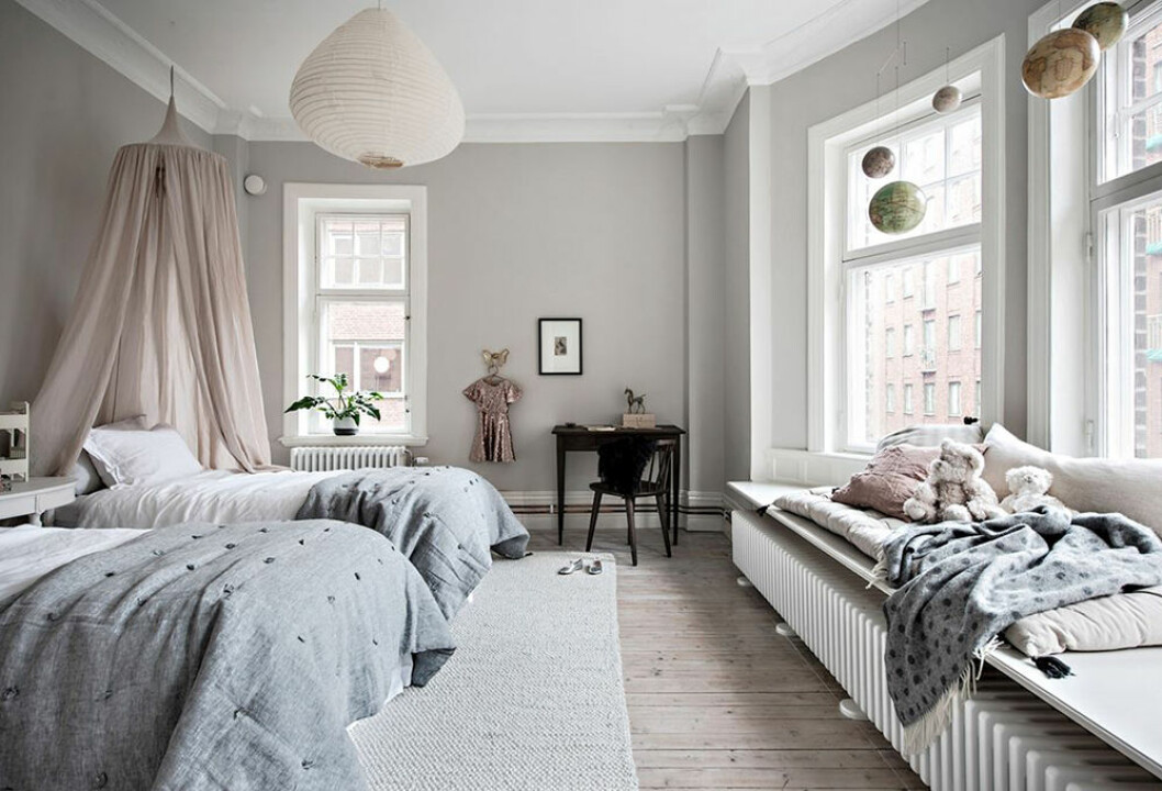 Foto: Maria Sahlander Styling: By Bon för <a href="https://www.instagram.com/bjurfors_goteborg/?hl=sv" target="_blank" rel="noopener">Bjurfors</a>/mäklare: Ida Almgren Vacker inrett barnrum med ljusrosa sänghimmel och läshörna