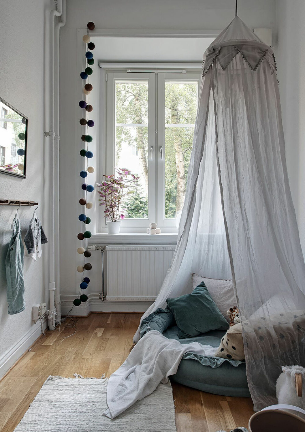 Foto: Fredrik J Karlsson Styling: Greydeco för <a href="https://www.instagram.com/alvhem/?hl=sv" target="_blank" rel="noopener">Alvhem</a>/mäklare: Anna Wählisch Mysig läshörna i barnrummet med sänghimmel och kuddar