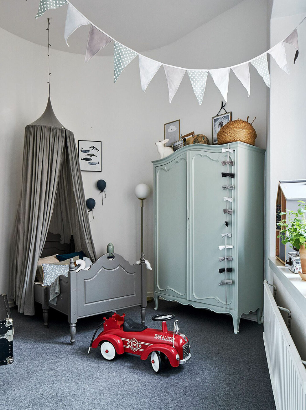 Foto: Joakim Kling Styling: Studio Cuvier för Alvhem/mäklare: Sandra Guerrero Barnrum med sänghimmel och vimplar
