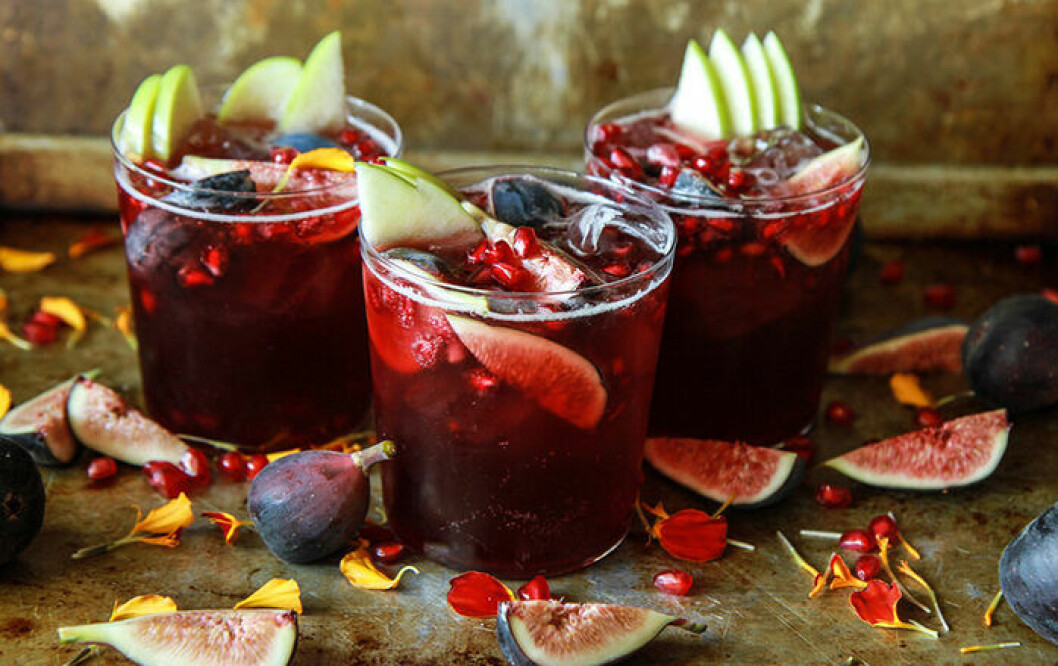 Sangria med fikon, granatäpple och bär. Foto och recept via: <a href="https://heatherchristo.com/2014/10/28/autumn-sangria-with-apples-pomegranate-and-figs/" target="_blank" rel="noopener">Heather Christo</a> Sangria med fikon, granatäpple och bär.