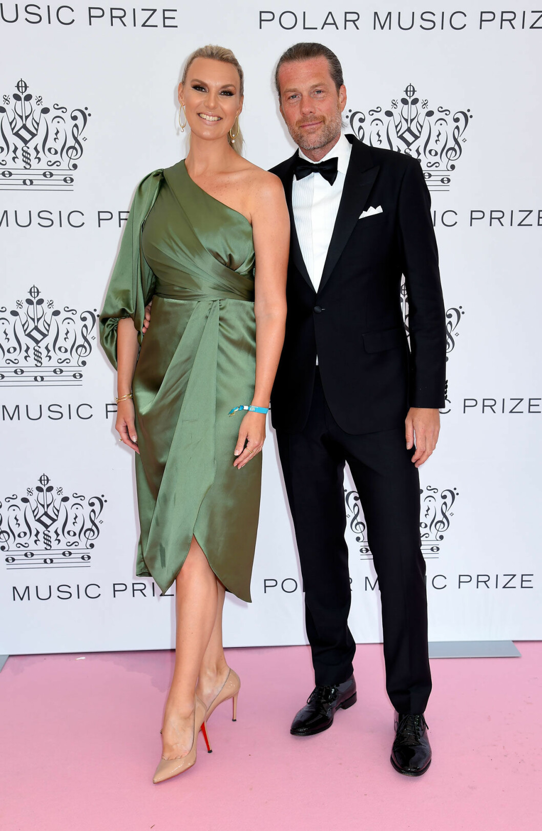 Sanna Nielsen och Joakim Ramsell. Sanna Nielsen och Joakim Ramsell på rosa mattan på Polarpriset 2019