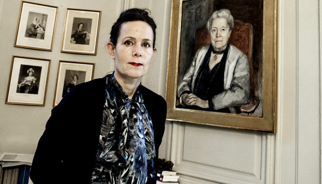 Sara Danius, ständig sekreterare i Svenska Akademien intill porträtt av Selma Lagerlöf