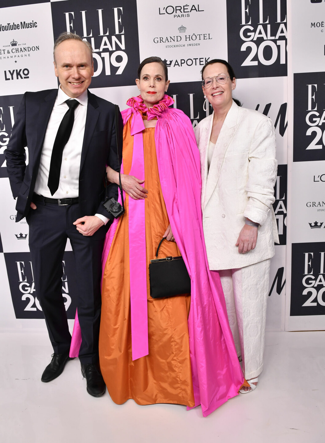 Pär Engsheden, vän och designer av Sara Danius fantastiska Nobelklänning, Sara Danius och Cia Jansson, chefredaktör på ELLE. Foto: Jonas Ekströmer/TT Sara Danius Per Engsheden-Cia Jansson ELLE-galan 2019