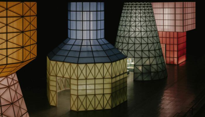 I fyra "vattentorn" som klätts med transparent, färgat papper visade Hermès sina nyheter på Salone del Mobile 2022. Hermès showroom under Salone del Mobile