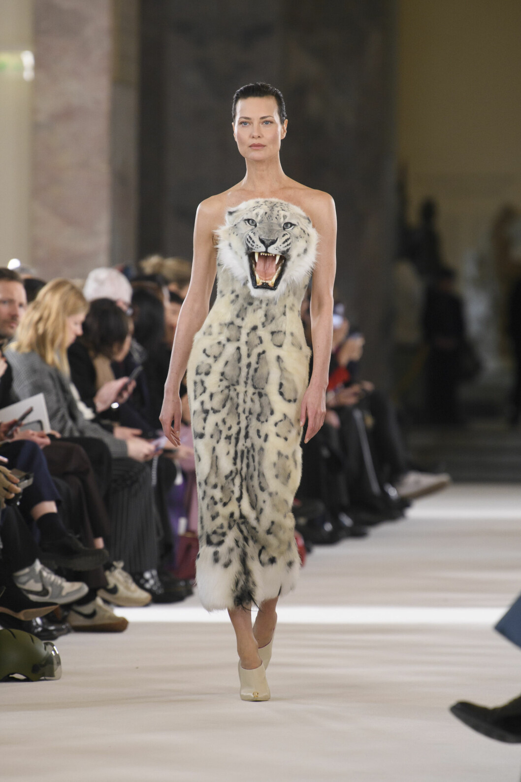 Shalom Harlow på catwalken under Schiaparellis haute couture SS23-visning. Shalom Harlow på catwalken under Schiaparellis haute couture SS23-visning.
