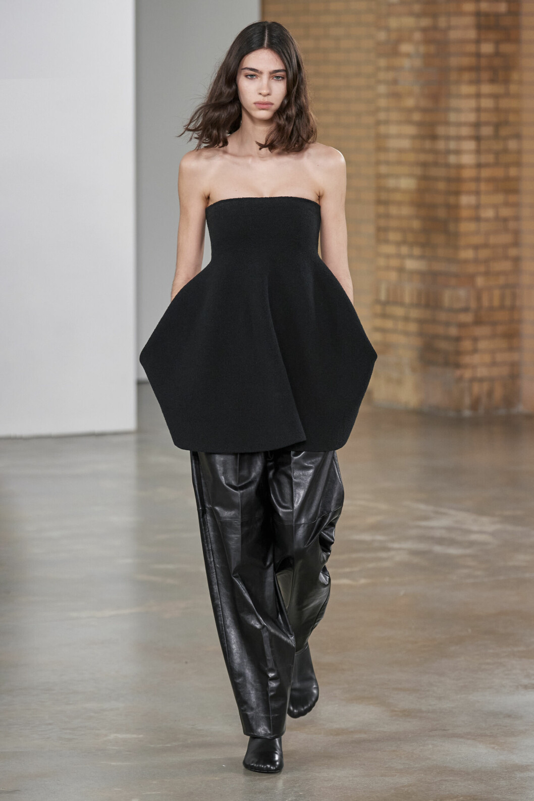 Proenza Schouler står för inspirationen! Tänk avslappnat möter lätt figurnära! Avslappnad silhuett tubtopp Proenza Schouler AW22.