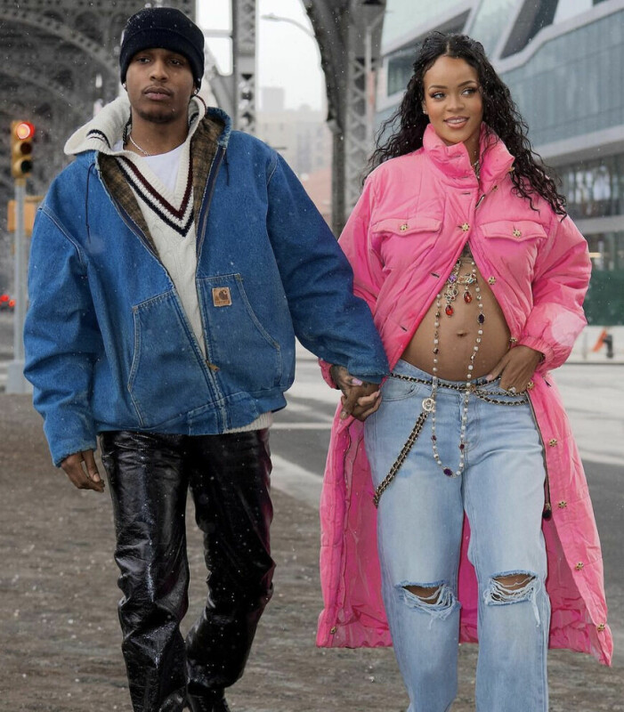 Graviditeten avslöjades när Rihanna stolt visade upp gravidmagen på New Yorks gator, iklädd en rosa pufferkappa från Chanel och en Christian LaCroix-brosch dekorativt över magen.