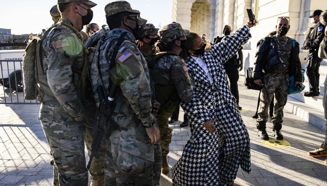 Jennifer Lopez tar en selfie (en groupie) ihop med militär-vakterna i samband med genrepet dagen innan Joe Biden svärs in som USA:s president.