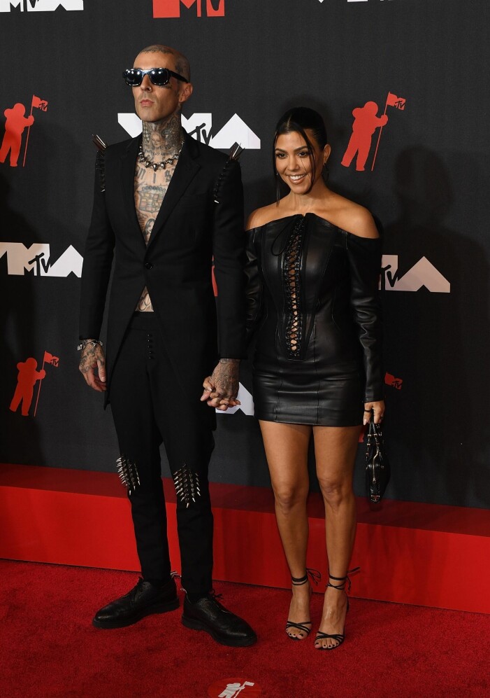 Det spekulerades i flera månader om att Kourtney Kardashian och Travis Barker börjat dejta innan de i februari gick ut och bekräftade det hela på Instagram. Nu ses de ofta ute tillsammans på stan, röda mattor och restauranger, ofta hand i hand, och de delar gärna med sig av sin kärlek till varandra på sociala medier. kourtney och travis på årets mtv-gala.
