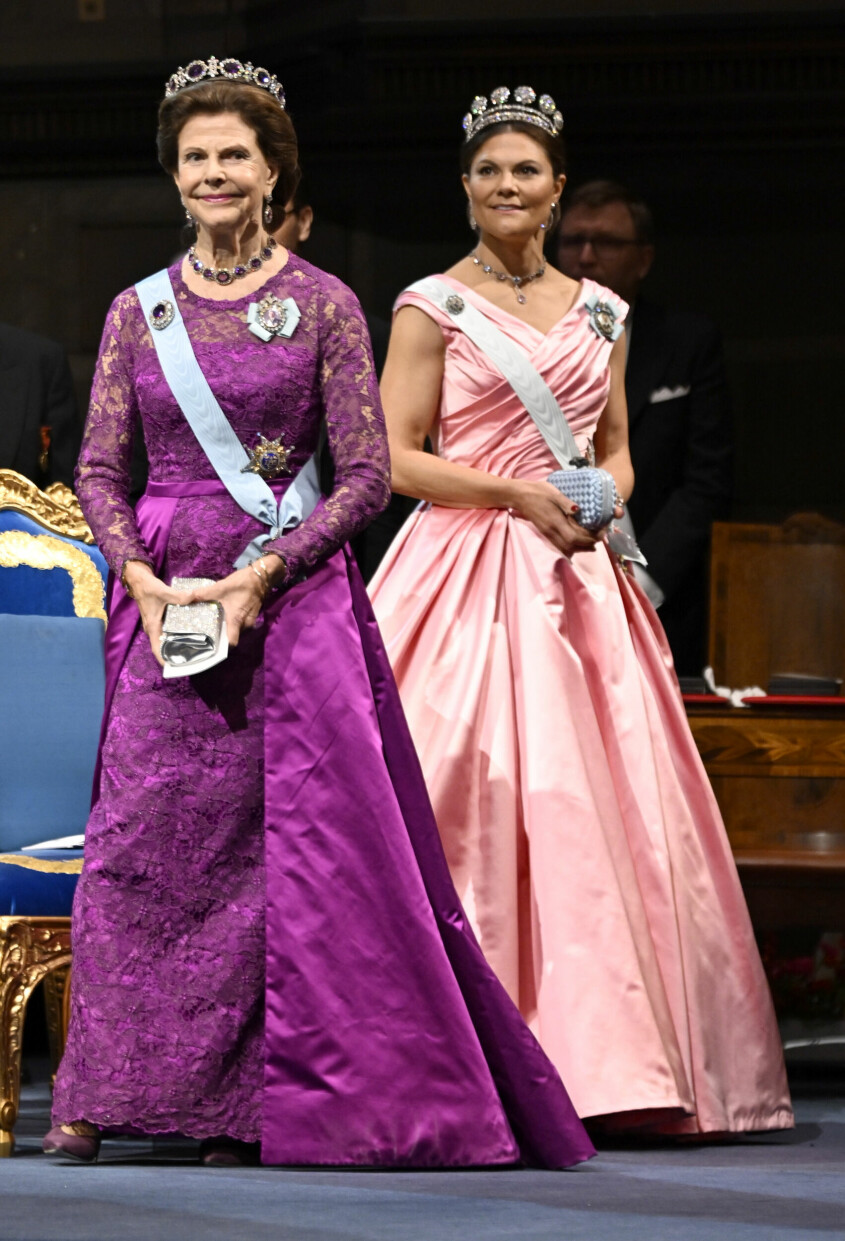 Silvia i lila klänning på Nobel 2022