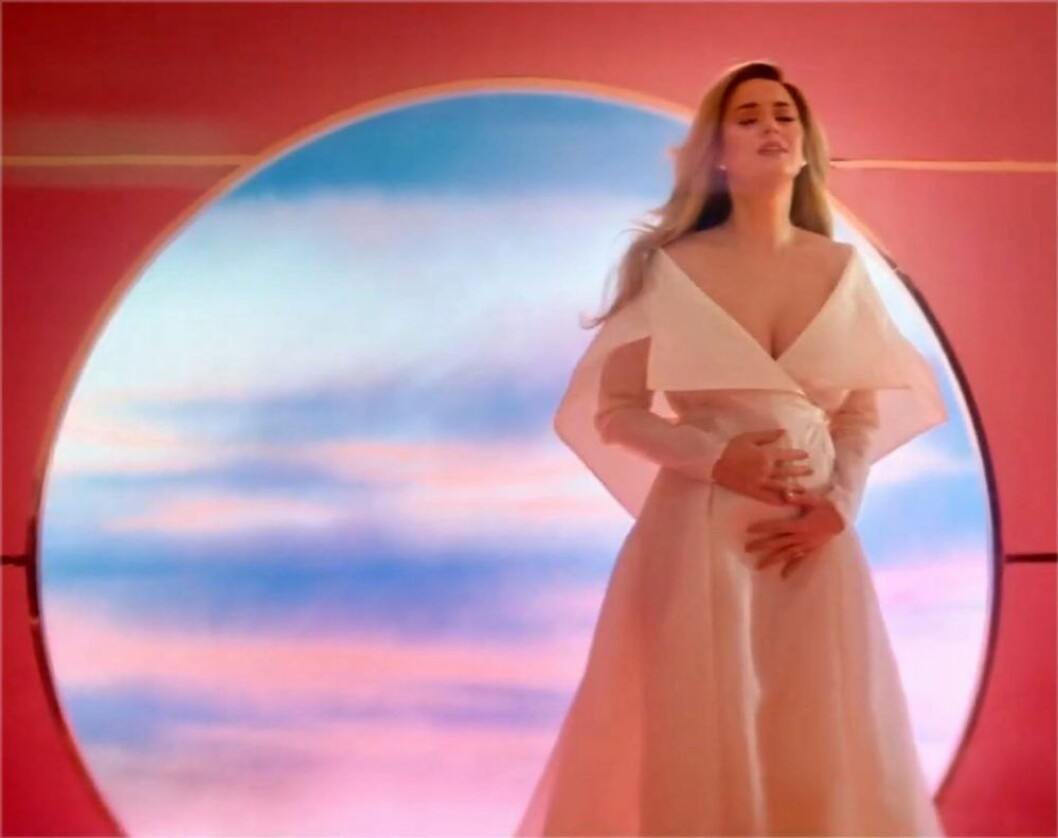 Katy Perry visar upp gravidmagen i nya musikvideon.