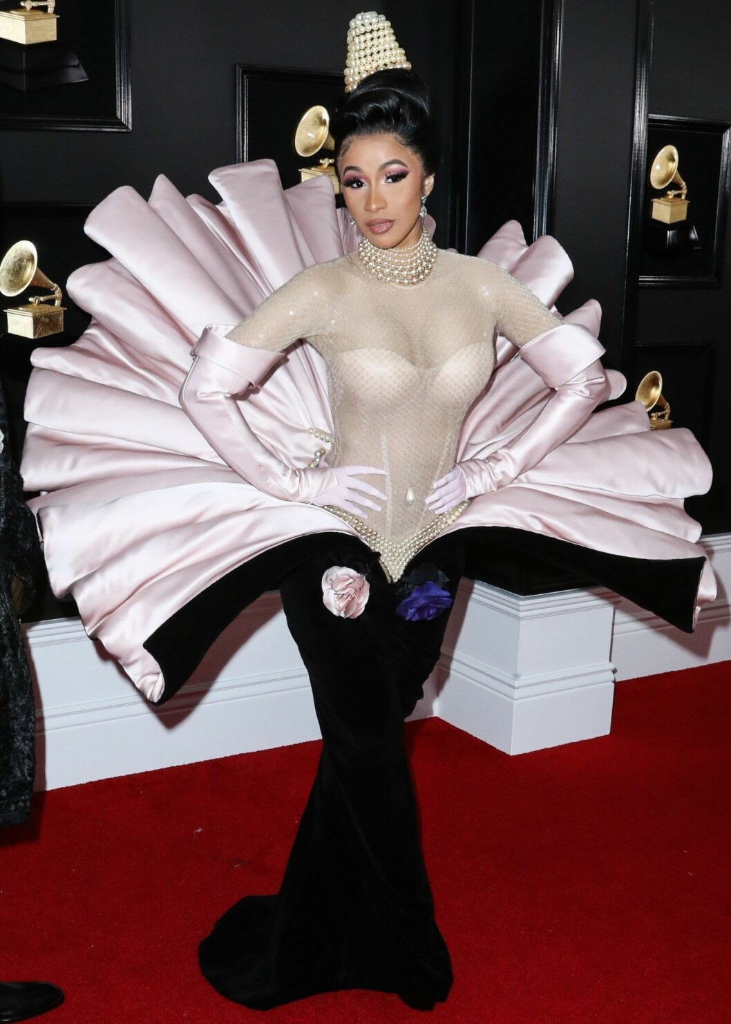 Cardi B i ostronklänningen på Grammy galan 2019. Cardi B i en klänning som ser ut som ett ostron.