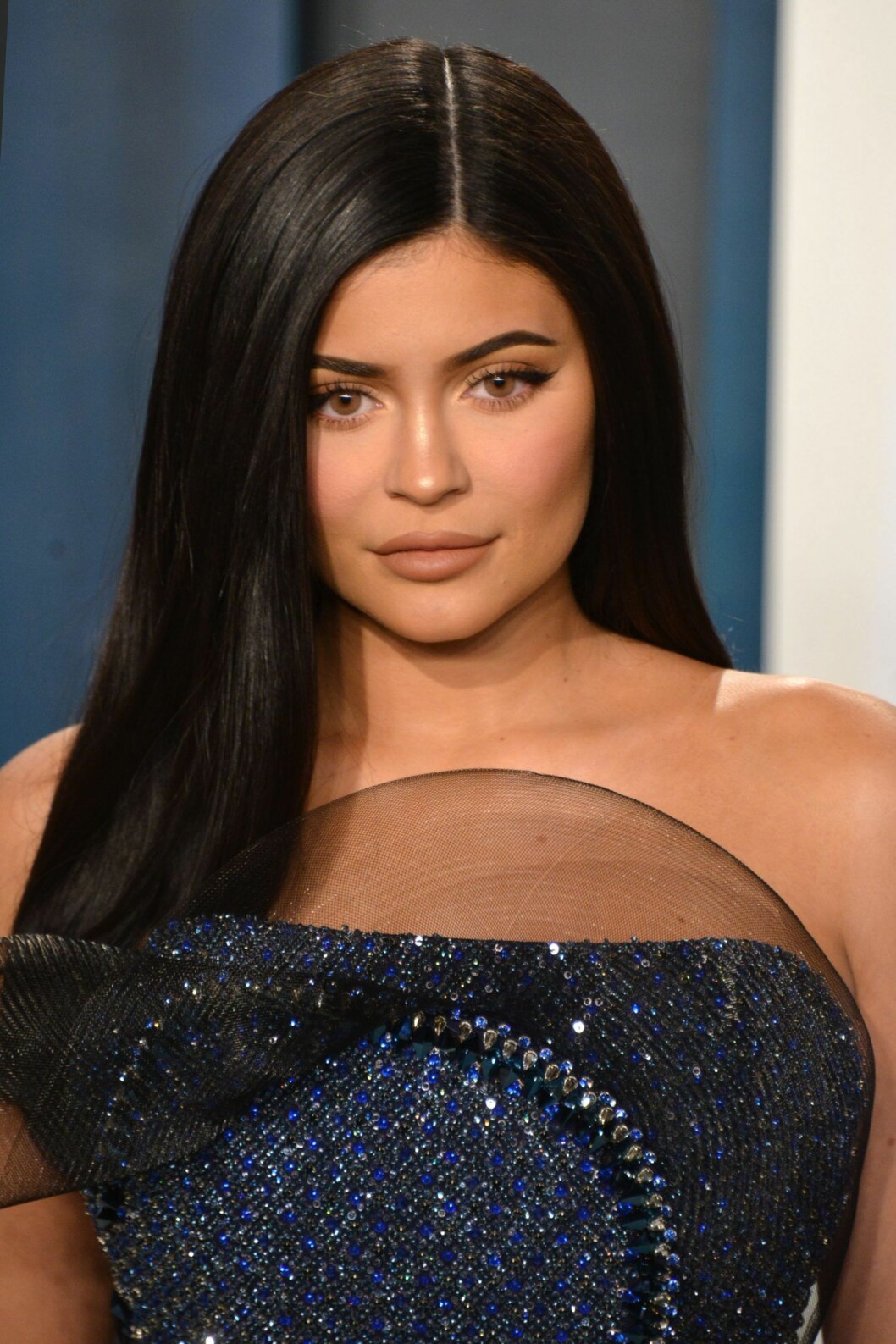 Kylie Jenner dök upp på Vanity fairs efterfest för Oscarsgalan 2020 i ny, mörkbrun hårfärg. Kylie Jenner