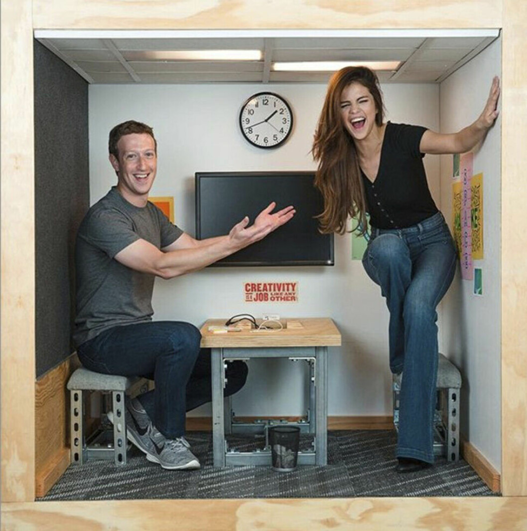 2016 var det en annan ton mellan Facebook-grundaren Mark och Selena när de besökte Facebook-kontorets minsta rum – idag sätter hon ner foten. Selena Gomez och Mark Zuckerberg.
