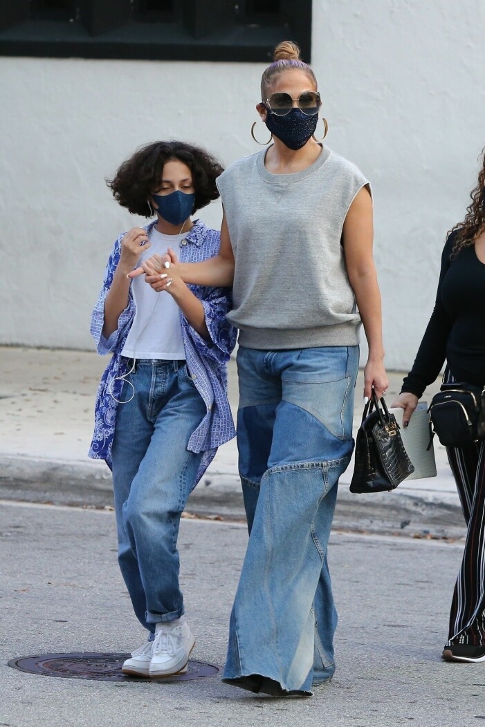 Emme och mamma Lopez matchar i jeans ute på stan.