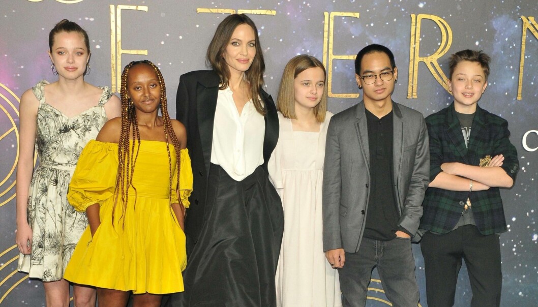 Barnen Shiloh, Zahara, Vivienne, Maddox och Knox hängde med mamma Angelina Jolie på hennes London-premiär. shiloh i mammas dior-klänning