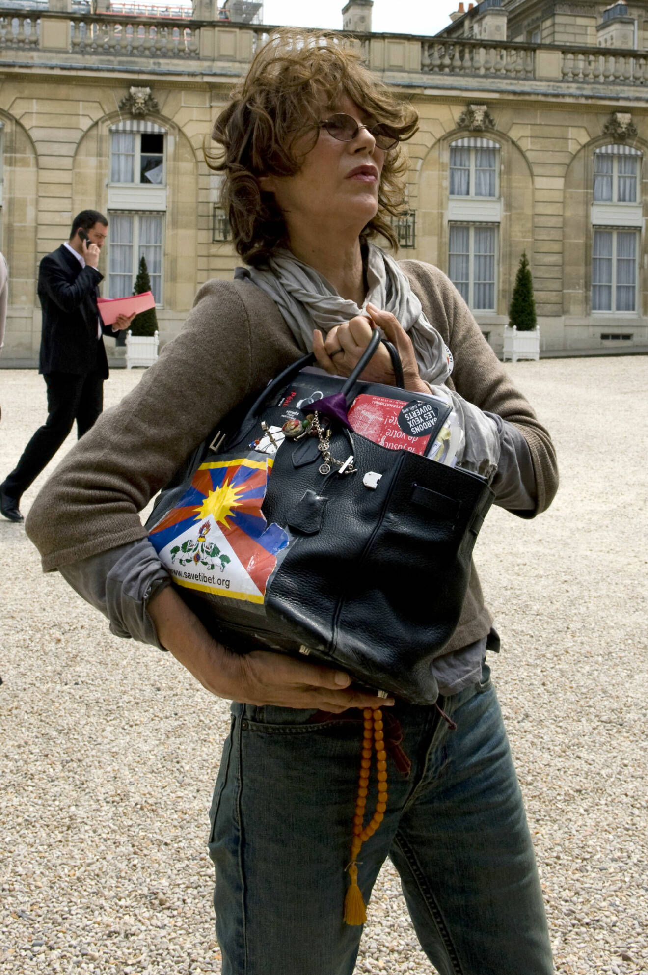 Jane Birkin med Birkin-väskan från Hermès i Paris 1998