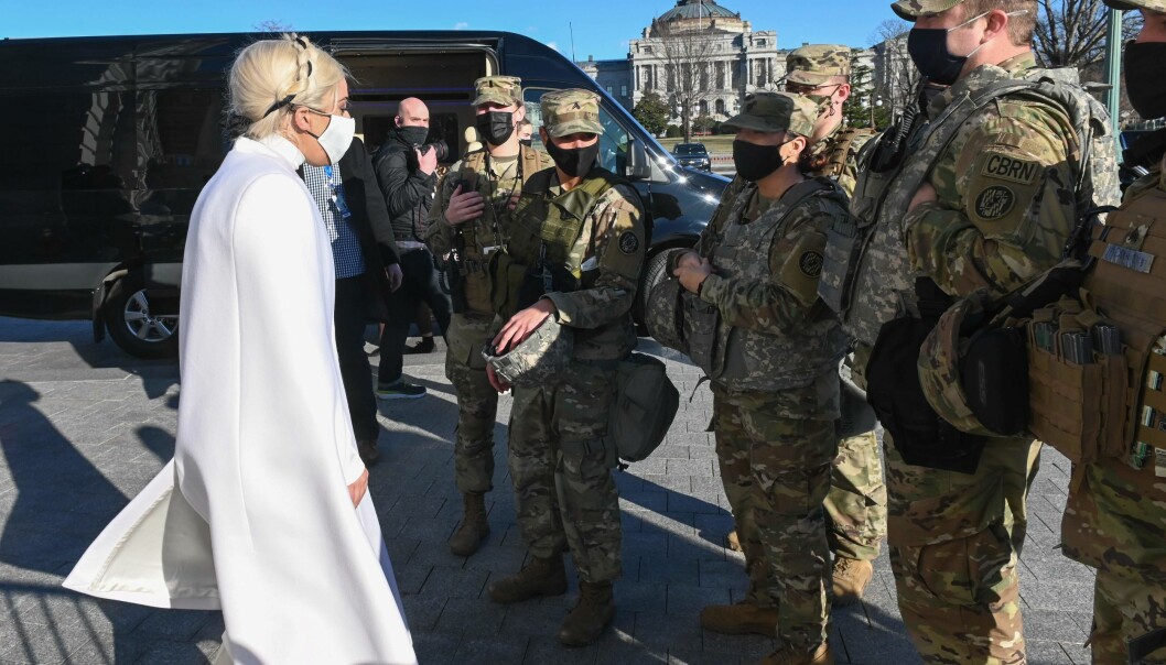 Lady Gagahälsar på National Guard-soldaterna efter genrepet 19 januari i Washington, DC.