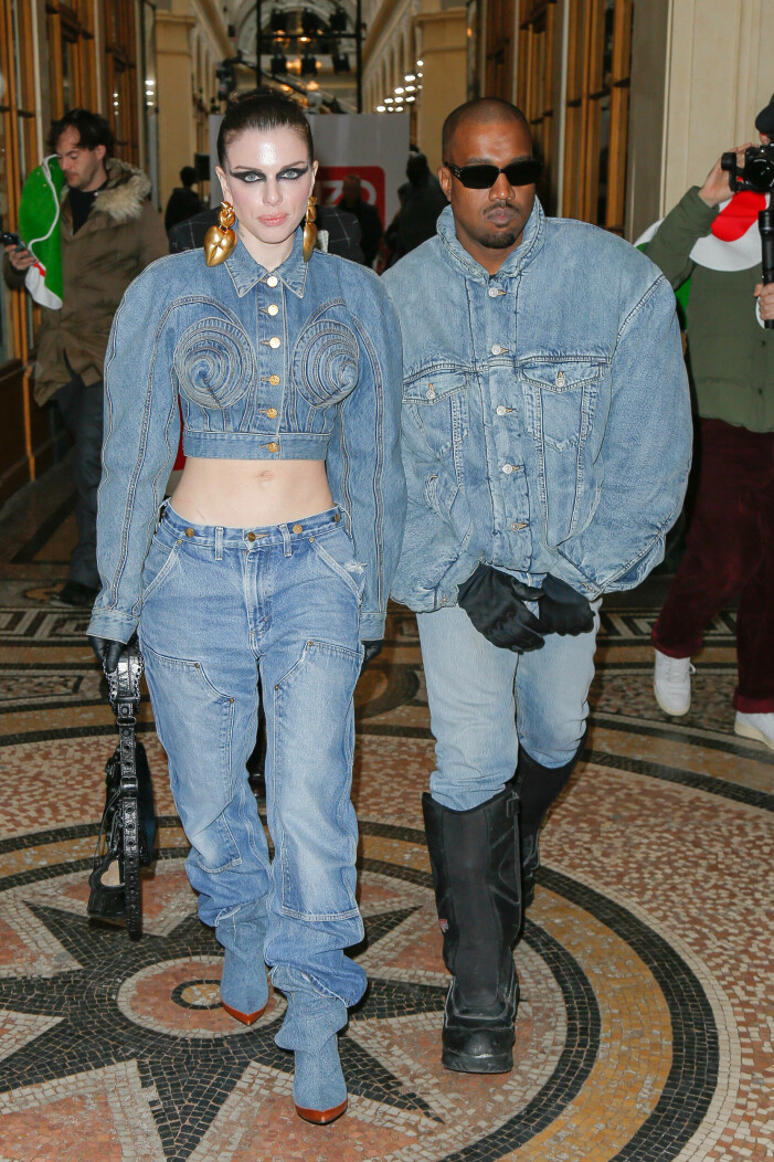 Paret strax innan Kenzos visning. Julia Fox jeans och boots från Diesel, jacka och stora guldörhängen från Schiaparelli. Kanye i jacka och jeans från Balenciaga och svarta stövlar från Red Wing. Julia Fox och Kanye west under modeveckan i Paris