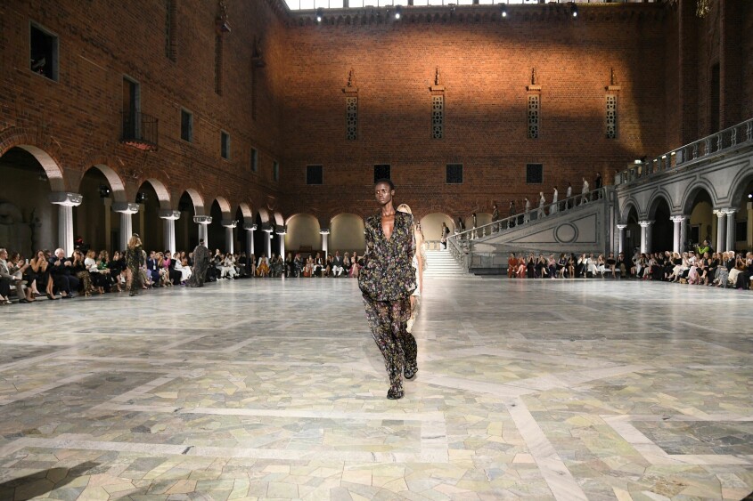 Max Mara 2024 Resort View presso il municipio di Stoccolma. Max Mara 2024 Resort View presso il municipio di Stoccolma.