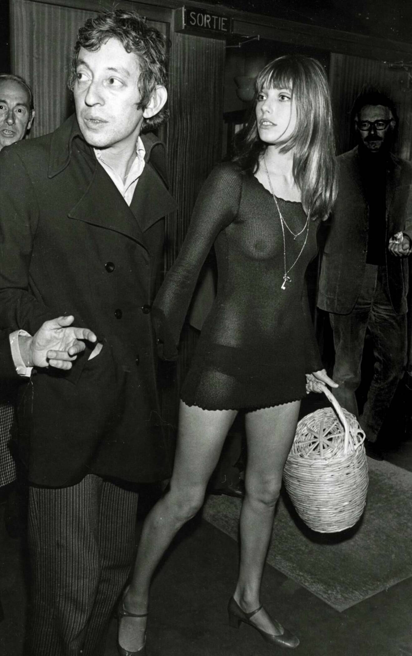 Jane Birkin i lätt transparent miniklänning och korgväska, med Serge Gainsbourg 1970.
