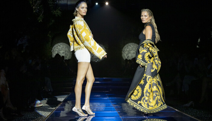 Amber Valletta och Kate Moss för den Kim Jones-designade Versace-kollektionen.