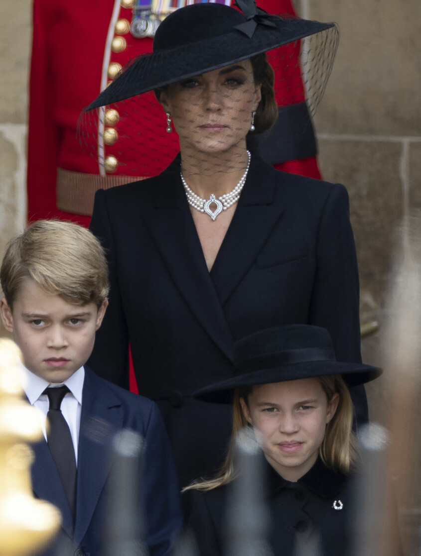 Kate med sonen prins George och dottern prinsessan Charlotte vid drottningens begravning den 19 september. Kate med sonen prins George och dottern prinsessan Charlotte vid drottningens begravning den 19 september.