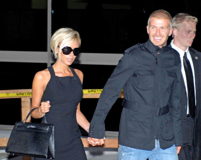 Spana in likheterna här med den yngre David Beckham (!!!) <br>Bild från 2007 tillsammans med Victoria vid flygplatsen i LA.