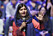 Malala Yousafzai står framfor en folkmassa i Sao Paulo, Brasilien, och håller tal. 