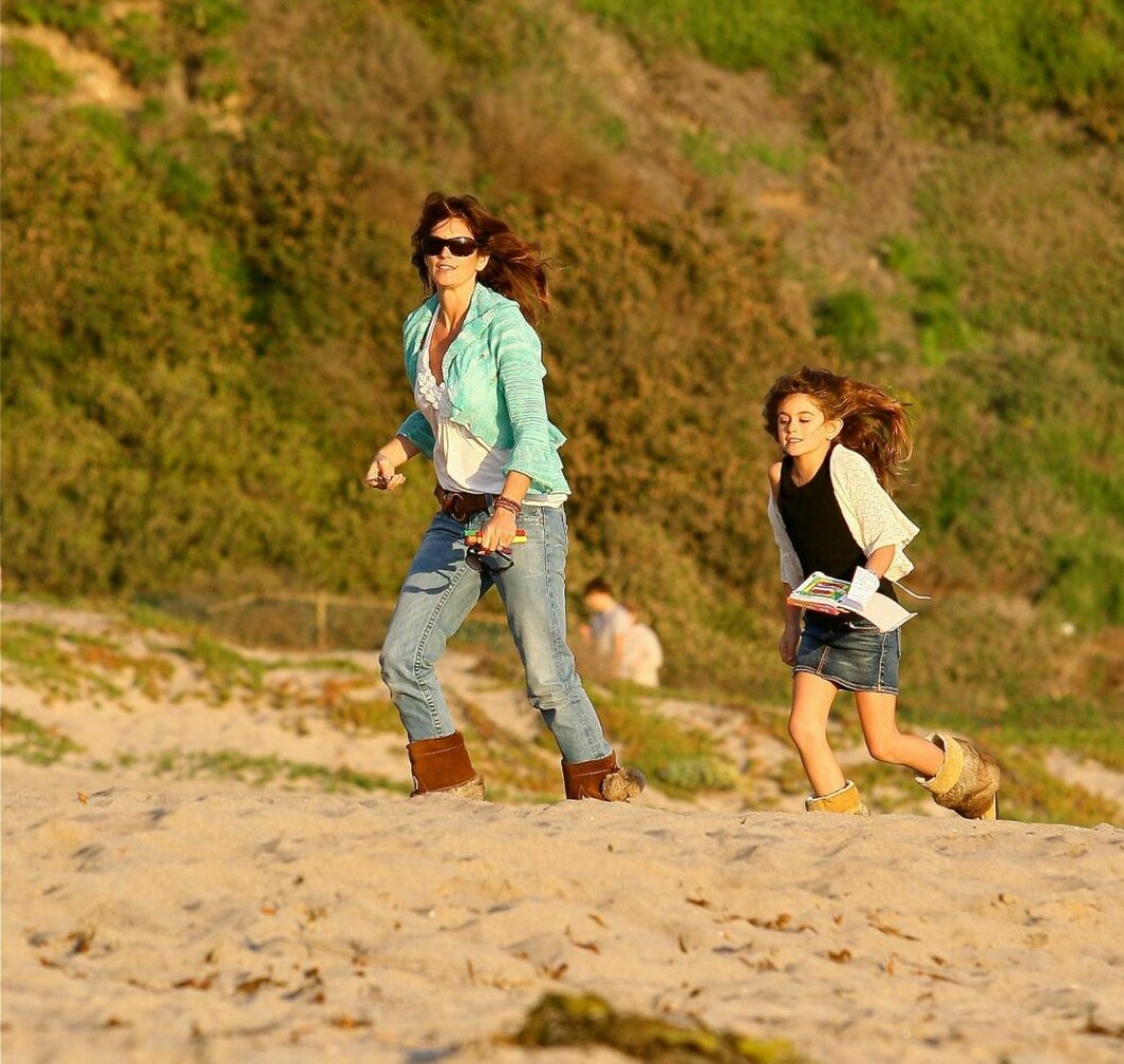 På stranden i Malibu med mamma Cindy i mitten av 00-talet. Kaia Gerber 2000