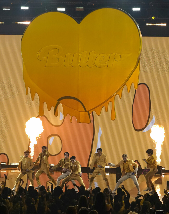 BTS blev årets stora vinnare på American music awards, ”Ett mirakel” tackar bandet. Här uppträder bandet med låten <em>Butter</em>. bts under 2021 års AMA.