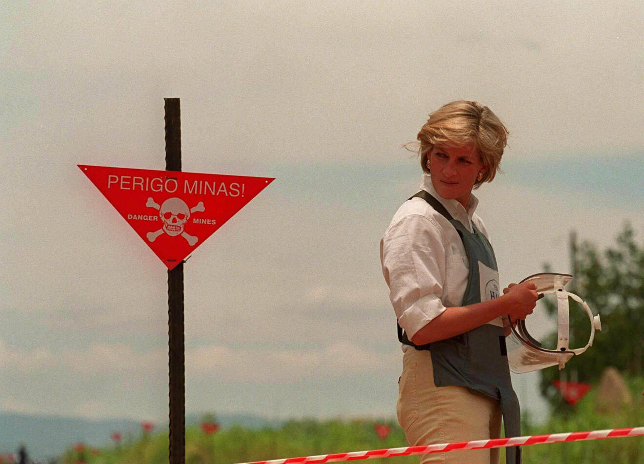 Diana går över aktiva minfält i Angola.