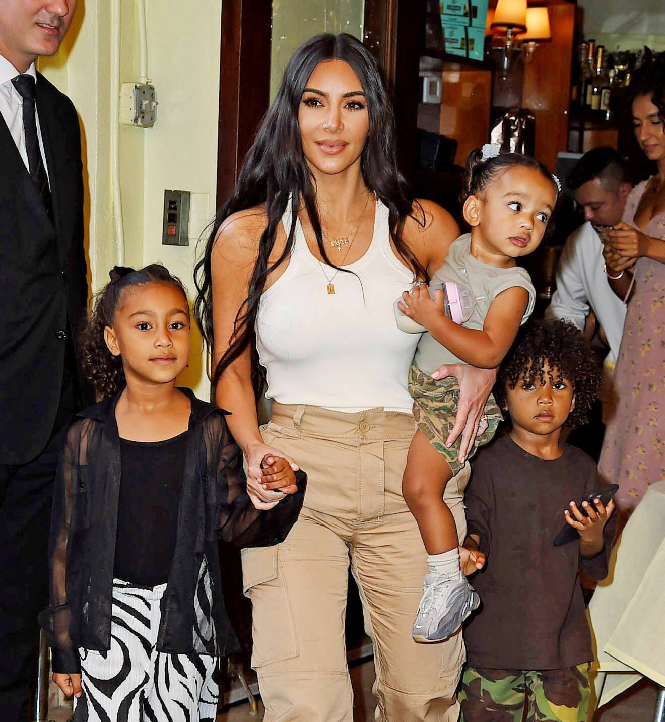 Kim med barnen North, Chicago och Saint.