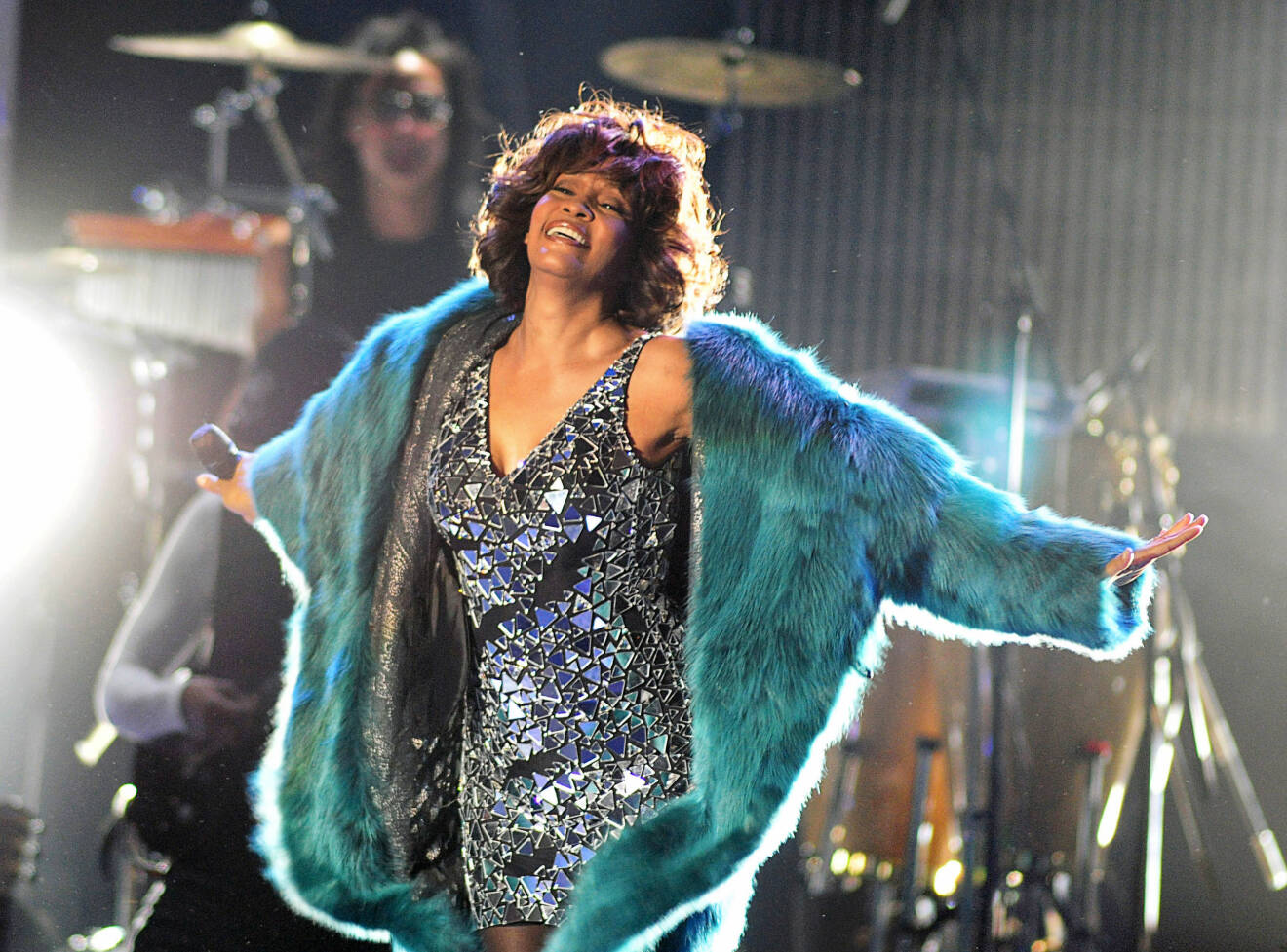 Whitney Houston i en silverklänning