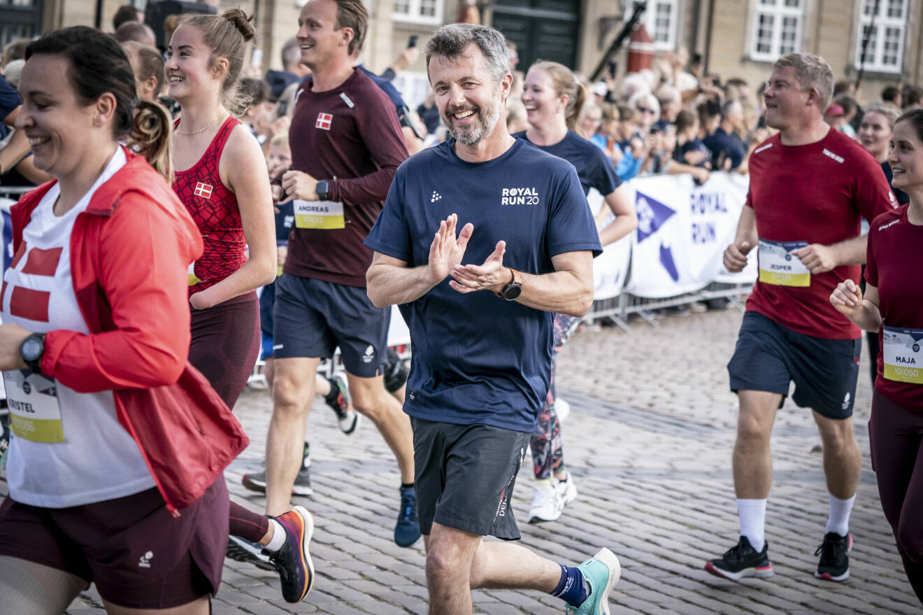 Kronprins Frederik springer Royal Run i Köpenhamn.