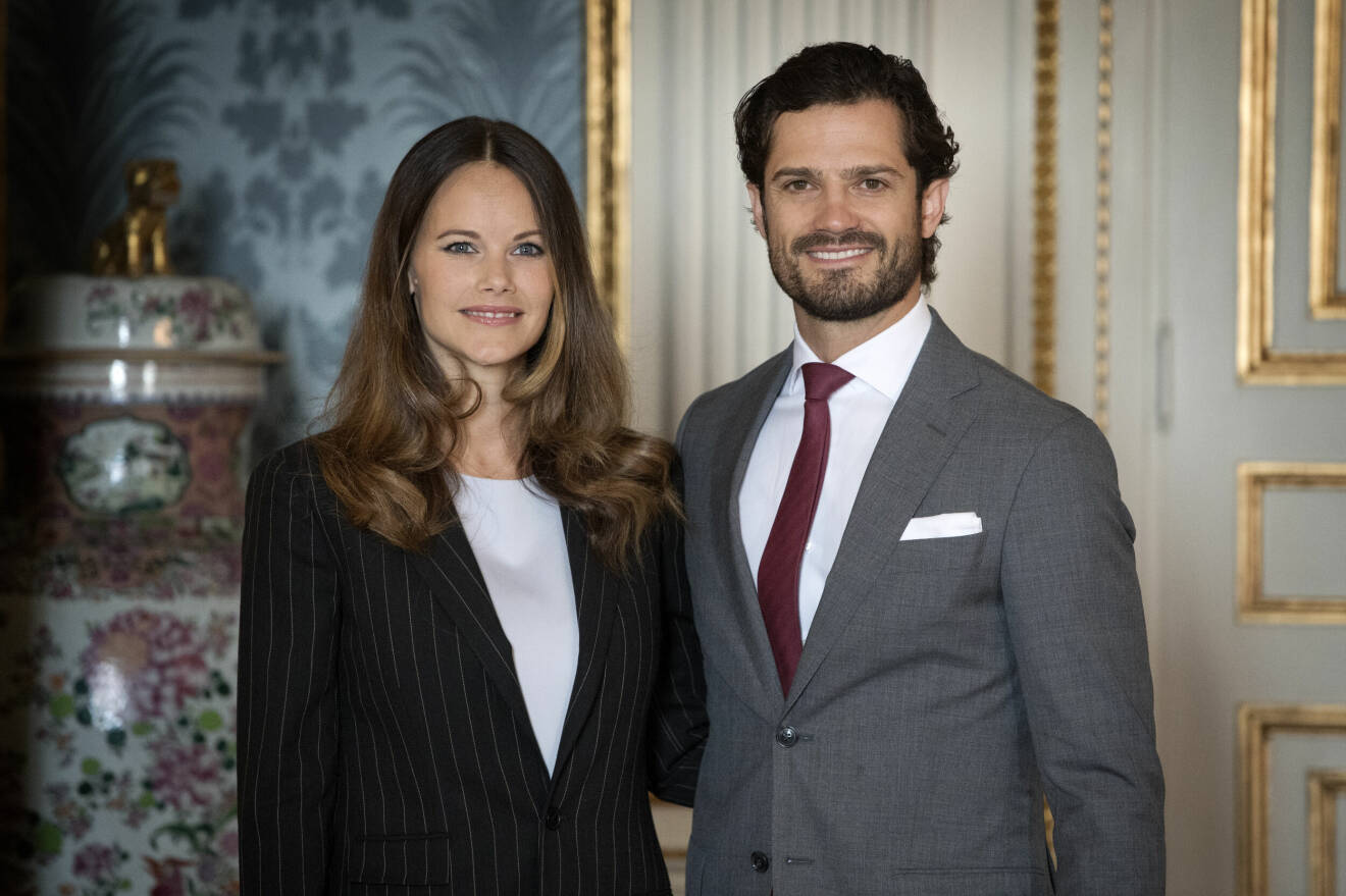 Prinsessan Sofia och prins Carl Philip håller om varandra på Kungliga slottet.