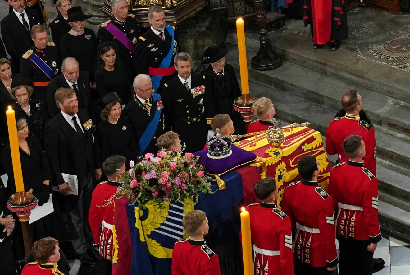 Drottning Silvia och kung Carl XVI Gustaf satt på första raden under gudstjänsten.