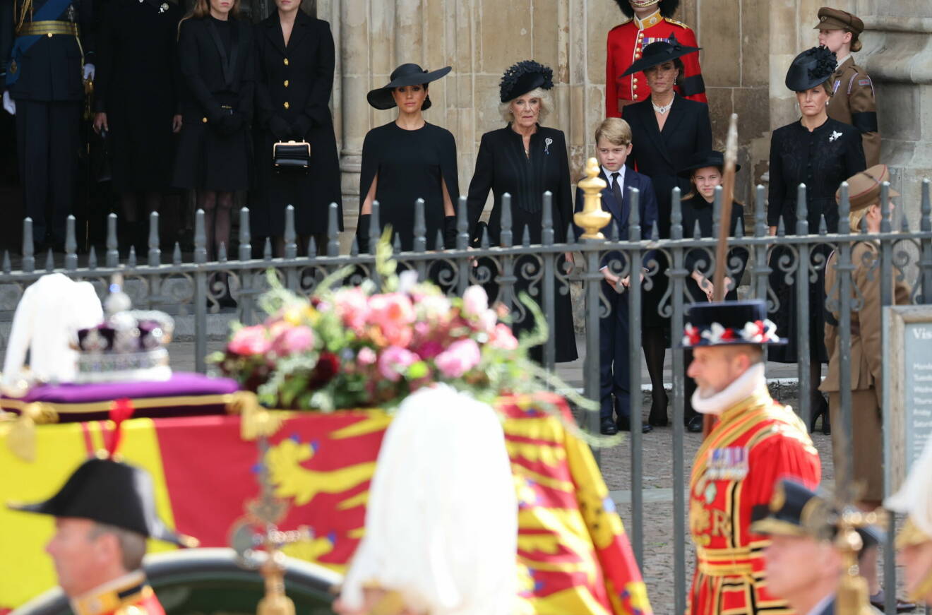Meghan Markle, Camilla, prins George, Kate Middleton, prinsessan Charlotte och Sophie.