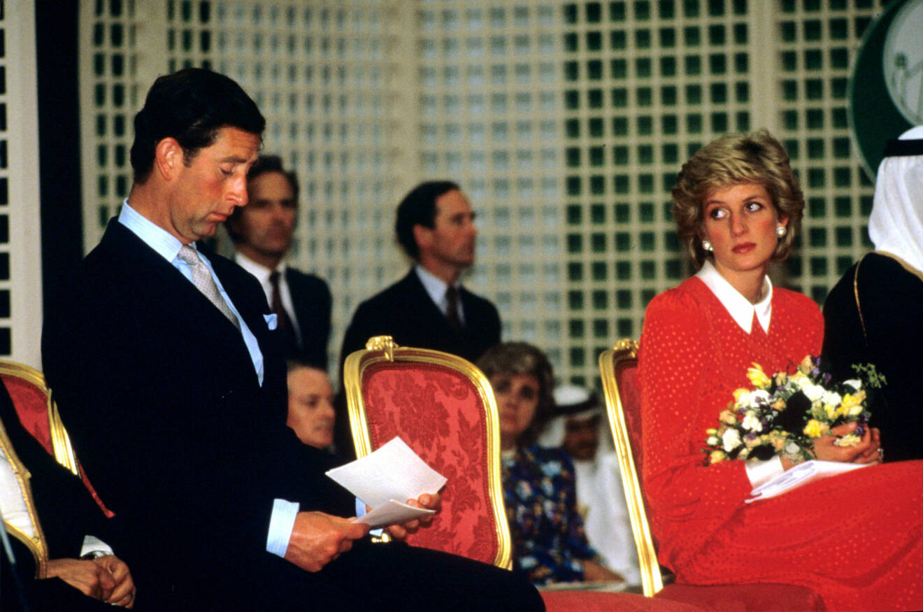 Diana kollar ledsamt på prins Charles.