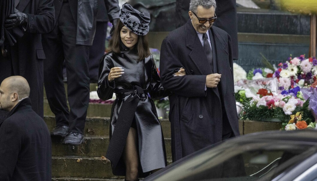 Zoë Kravitz läcker i läder och klassisk nätstrumpbyxa.