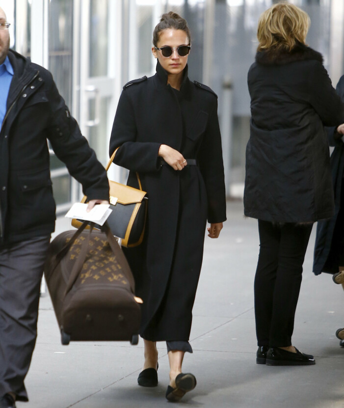 Tillsammans med bland annat Emma Stone och Michelle Williams besökte Louis Vuitton-ambassadören Alicia Vikander modehusets Cruise Collection-visning för 2020 som hölls på flygplatsen JFK i New York (överst) – och även annars reser hon med tidlöst LV-bagage.