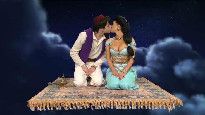 Pete Davidson och Kim Kardashian kysser varandra i SNL.