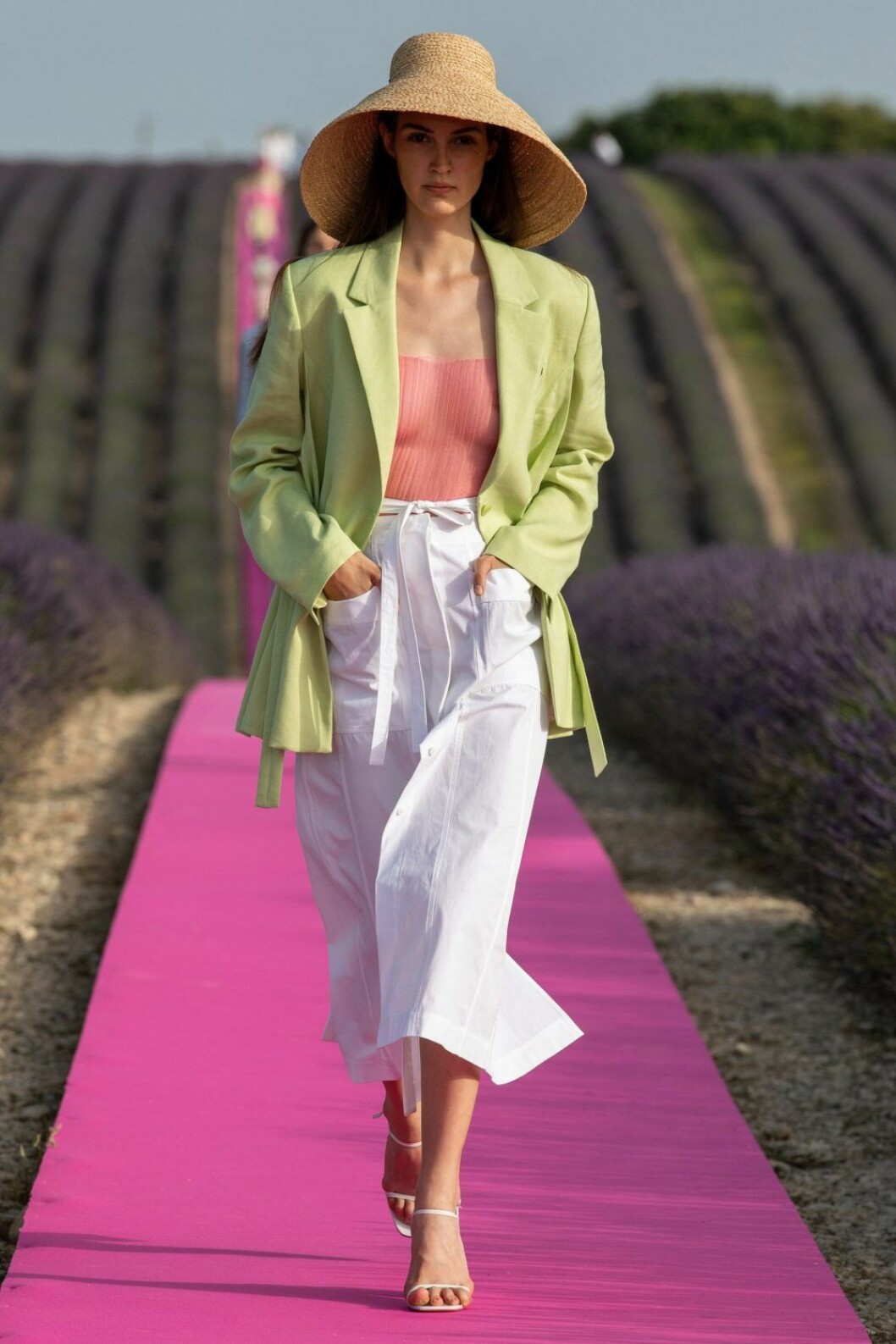 Grön kavaj och vit kjol från Jacquemus SS20.