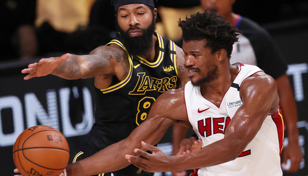 Miami Heat-spelaren Jimmy Butler (i vitt till höger) och Selena har enligt uppgifter varit på ett par dejter den senaste tiden, och Selena ”tycker att han är en toppenkille”.