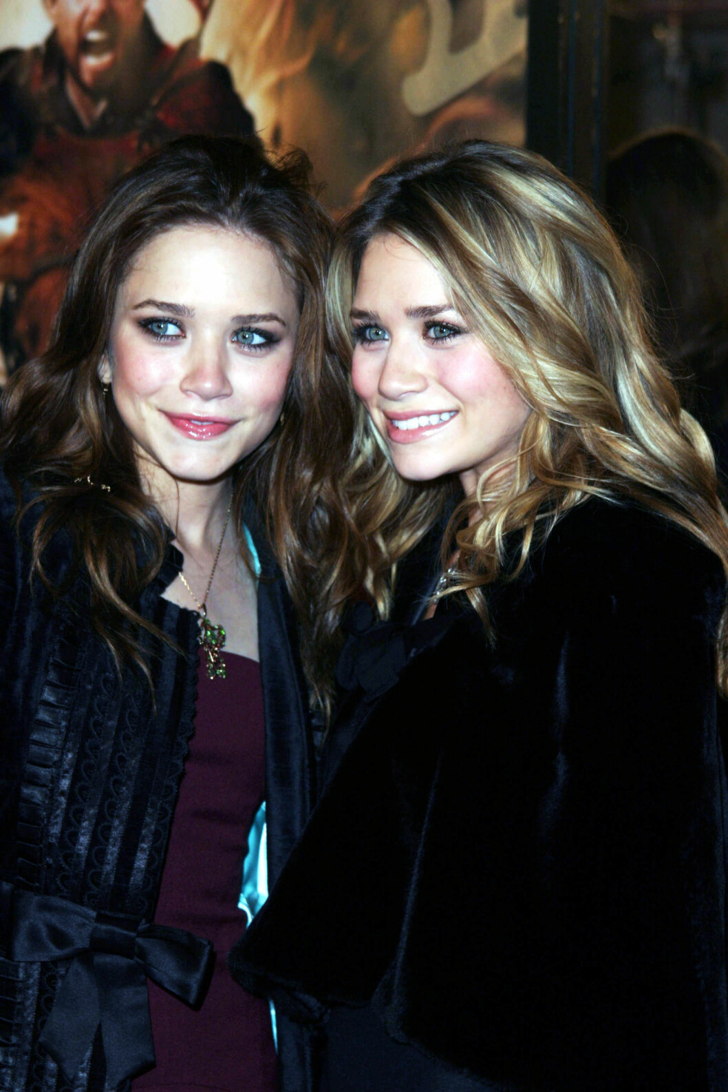 Mary-Kate och Ashley Olsen ler